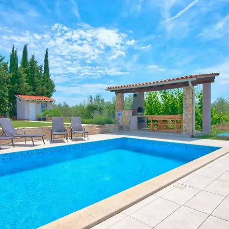 Villa Family House Harriet Loborika